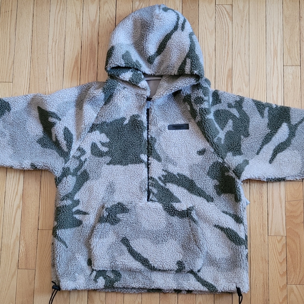 ESSENTIALS CAMO FLEECE JACKET